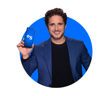 Diego Boneta sonriendo y mostrando la incondicional