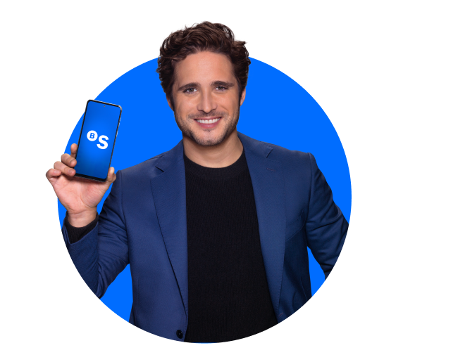 Diego Boneta sonriendo y mostrando la incondicional